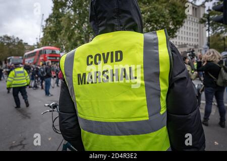 Londra, Regno Unito. 10 ottobre 2020. Coronavirus: Covid Marshalls che lavora nel centro di Londra. I marshalls hanno il compito di garantire che le persone seguano le regole, come indossare rivestimenti per il viso in negozi e takeaways. I marshali non hanno poteri formali per effettuare un arresto e devono essere pagati dalle autorità locali. Possono consigliare di suddividere gruppi di più di sei persone in centri urbani, ma devono avvisare la polizia se devono essere inflitte ammende. Credit: Guy Corbishley/Alamy Live News Foto Stock