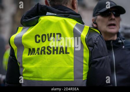 Londra, Regno Unito. 10 ottobre 2020. Coronavirus: Covid Marshalls che lavora nel centro di Londra. I marshalls hanno il compito di garantire che le persone seguano le regole, come indossare rivestimenti per il viso in negozi e takeaways. I marshali non hanno poteri formali per effettuare un arresto e devono essere pagati dalle autorità locali. Possono consigliare di suddividere gruppi di più di sei persone in centri urbani, ma devono avvisare la polizia se devono essere inflitte ammende. Credit: Guy Corbishley/Alamy Live News Foto Stock