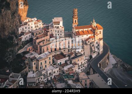 Vista su Atrani, paese della Costiera Amalfitana, in Campania, Italia Foto Stock