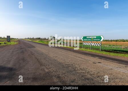 La Stuart Highway a nord di Alice Springs, territorio del Nord, Australia. Foto Stock