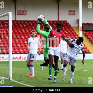 10 ottobre 2020; Bescot Stadium, Walsall, West Midlands, Inghilterra; English Football League Two, Walsall FC contro Colchester United; Elijah Debayo di Walsall attacca l'obiettivo Foto Stock