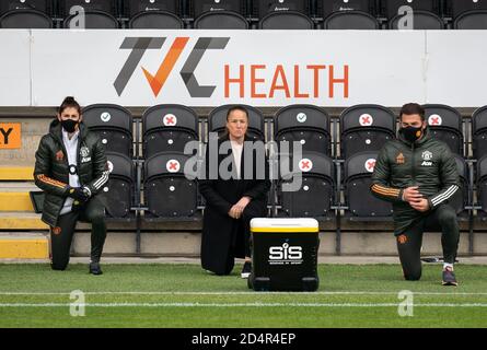 Londra, Regno Unito. 10 Ott 2020. Man Utd Women manager Casey Stoney, Man Utd Women performance coach Elle Turner & Man Utd Women Assistant manager Martin ho prendere un ginocchio per Black Lives Matter Movement durante la partita FAWSL tra Tottenham Hotspur Women & Manchester United Women al The Hive, Londra, Inghilterra, il 10 ottobre 2020. Foto di Andy Rowland. Credit: Prime Media Images/Alamy Live News Foto Stock
