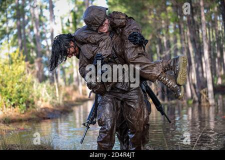 Reclute con l'Hotel Company, secondo Battaglione di addestramento del reclutamento, partecipano ad un evento crucible al corpo dei Marine reclutano Depot Parris Island, Carolina del Sud, 10 gennaio 2020. Il Crucible è un esercizio di formazione sul campo di 54 ore che presenta continue sfide fisiche e mentali. (STATI UNITI Marine Corps foto di Lance CPL. Christopher McMurry) Foto Stock