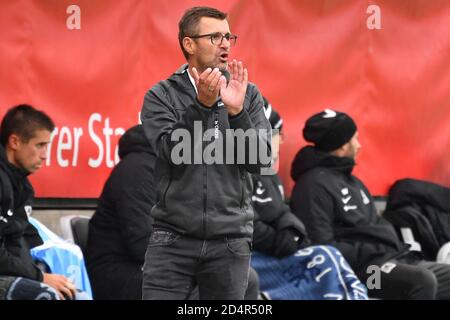 Monaco, Germania. 10 Ott 2020. Michael KOELLNER (allenatore 1860) applaude. Immagine singola, singolo motivo ritagliato, mezza figura, mezza figura. Calcio 3° campionato, Liga3, TSV Monaco 1860 - VFB Luebeck 4-1 su 10.10.2020 a Muenchen GRUENWALDER STADION. LE NORMATIVE DFL VIETANO L'USO DI FOTOGRAFIE COME SEQUENZE DI IMMAGINI E/O QUASI-VIDEO. | utilizzo in tutto il mondo credito: dpa/Alamy Live News Foto Stock