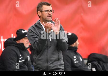 Monaco, Germania. 10 Ott 2020. Michael KOELLNER (allenatore 1860) applaude. Immagine singola, singolo motivo ritagliato, mezza figura, mezza figura. Calcio 3° campionato, Liga3, TSV Monaco 1860 - VFB Luebeck 4-1 su 10.10.2020 a Muenchen GRUENWALDER STADION. LE NORMATIVE DFL VIETANO L'USO DI FOTOGRAFIE COME SEQUENZE DI IMMAGINI E/O QUASI-VIDEO. | utilizzo in tutto il mondo credito: dpa/Alamy Live News Foto Stock