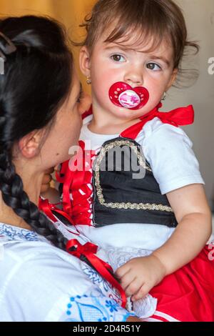 Tradizionale vestito bambino ritratto con il bambino manichino in bocca ceco Folklore Repubblica Ceca Moravia del Sud Foto Stock