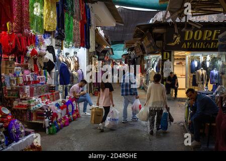 Vista da Kemeralti durante l'epidemia di coronavirus. Kemeralti è uno storico bazar distretto di Izmir, Turchia il 9 ottobre 2020. Foto Stock