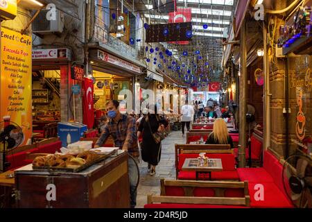 Vista da Kemeralti durante l'epidemia di coronavirus. Kemeralti è uno storico bazar distretto di Izmir, Turchia il 9 ottobre 2020. Foto Stock