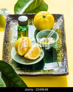 Olio essenziale di yuzu (Citrus Junos). Foto Stock