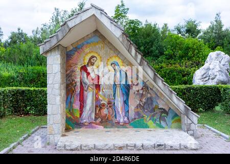 Medjugorje, BiH. 2016/6/5. Mosaico del matrimonio a Cana come il secondo luminoso Mistero del Rosario. Santuario di nostra Signora di Medjugorje. Foto Stock