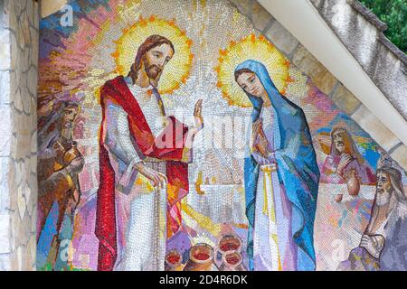 Medjugorje, BiH. 2016/6/5. Mosaico del matrimonio a Cana come il secondo luminoso Mistero del Rosario. Santuario di nostra Signora di Medjugorje. Foto Stock