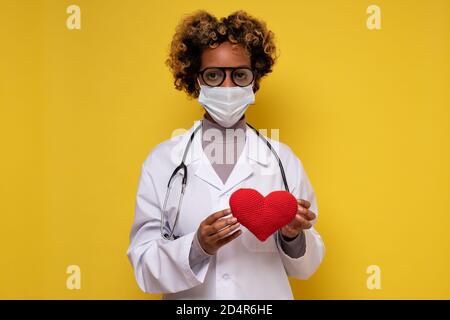 Donna africana dottore che sorride un cuore Foto Stock