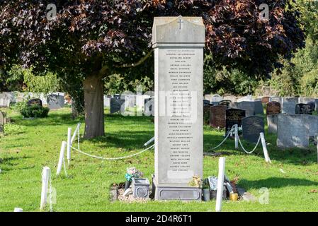 Monumento commemorativo in pietra delle ceneri cremate alla St Laurence e all Saints Church, a Eastwood, Southend on Sea, Essex, Regno Unito. Foto Stock