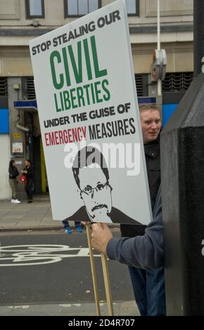 Protesta anti-blocco con persone che manifestano contro blocchi, vaccinazioni di massa, l'uso obbligatorio di maschere facciali e altre restrizioni coronavirus a Londra, Inghilterra, Regno Unito Foto Stock