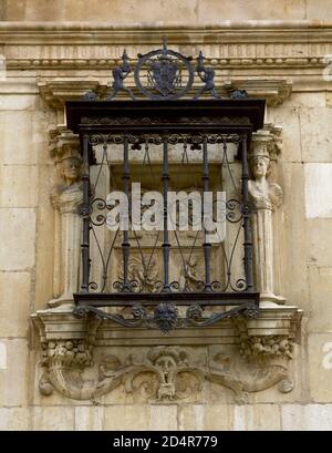 Spagna, Comunisty di Madrid, Alcala de Henares. Università o Collegio di San Ildefonso (Università Vecchia). Fondata dal Cardinale Cisneros nel 1498. La sua costruzione iniziò nel 15 ° secolo e fu completata da Pedro Gumiel nel 16 ° secolo. Particolare architettonico della facciata principale (1543), costruita da Rodrigo de Hontañon (1500-1577) in stile plateresco. Dettaglio di una finestra sulla facciata principale. Foto Stock