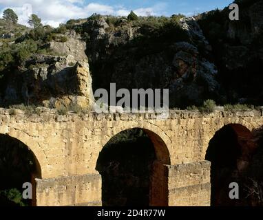 Spagna, provincia di Valencia. Peña Acquedotto Cortada. Vicino a Chelva. Chiamato anche acquedotto la Serrada o la Serrania. Risale alla fine del 1 ° secolo o l'inizio del 2 ° secolo. Rovine dell'acquedotto costruito utilizzando colonne sfalsate (tecnica romana nota come opus quadratum). Foto Stock