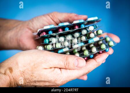 Illustrazione circa l' eccessivo consumo di medicinali. Foto Stock