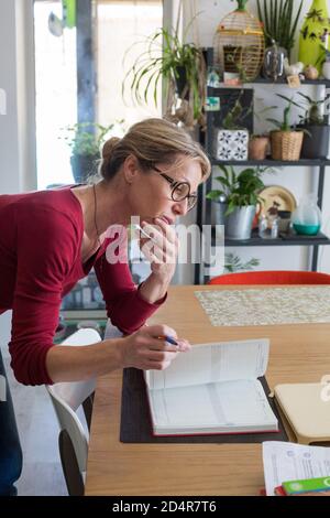 Donna con documenti amministrativi. Foto Stock