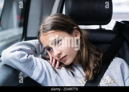 bambino di 11 anni in auto. Foto Stock