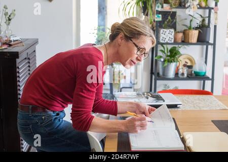 Donna con documenti amministrativi. Foto Stock