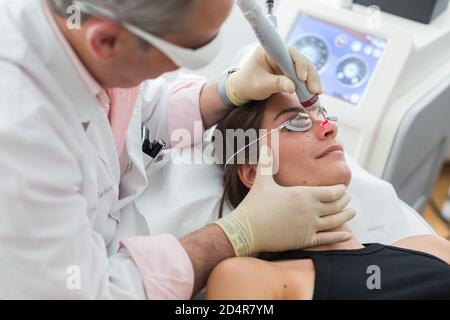 Laser vascolare utilizzato nel trattamento di acne rosacea e varicosity. Foto Stock