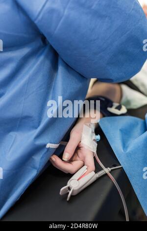 Determinazione dell'ossigeno-saturazione dell'emoglobina del sangue con un ossimetro da polso, Francia. Foto Stock
