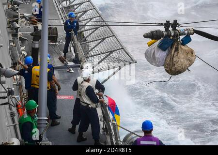 200101-N-BM428-0153 SOUTH CHINA SEA (GEN. 01, 2020) i marinai a bordo della nave da combattimento a terra USS Gabrielle Giffords (LCS 10) si preparano a ricevere una sonda di rifornimento con posta dall'oliatore di rifornimento di classe Henry J. Kaiser USNS Pecos (T-AO 197) durante un rifornimento collegato. Gabrielle Giffords è su uno schieramento rotazionale a INDOPACOM, che conduce operazioni, esercizi e visite portuali in tutta la regione e che lavora scafo-a-scafo con le navi alleate e partner per fornire sicurezza marittima e stabilità, pilastri chiave di un libero e aperto Indo-Pacifico. (STATI UNITI Navy foto di ma Foto Stock