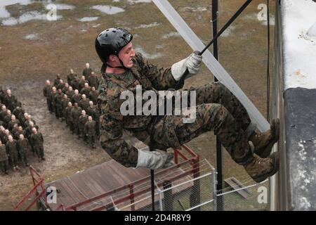 Recluta con Bravo Company, 1st Recluta il battaglione di addestramento, scendi dalla torre del rappel presso il Marine Corps Recruit Depot Parris Island, S.C., 30 dicembre 2019. La torre di rappel è un evento di formazione progettato per infondere fiducia ed eliminare la paura di altezze all'interno delle reclute. (STATI UNITI Foto del corpo marino di Lance Cpl. Godfrey Ampong) Foto Stock