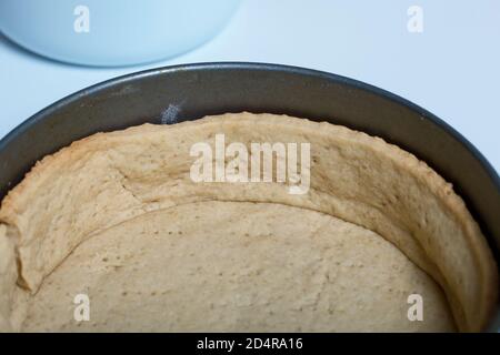 Pan di Spagna in una teglia da forno. Torta di Levington, fasi di preparazione. Foto Stock