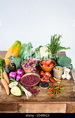 Assortimento di cibo consigliato nella prevenzione del cancro. Foto Stock