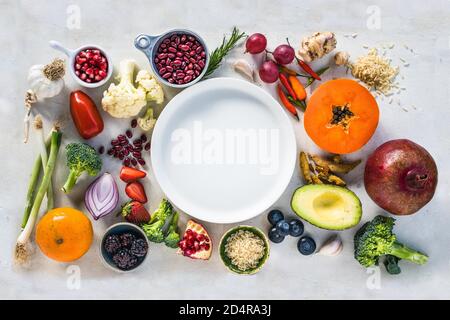 Assortimento di cibo consigliato nella prevenzione del cancro. Foto Stock