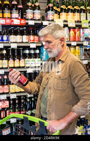 Uomo in un supermercato. Foto Stock