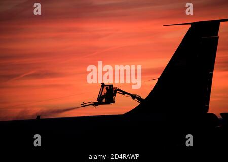 Pennsylvania Air National Guardsman, Tecnologia. Sgt. Joshua Nordeen, decora un aereo la mattina presto quando il sole sorge a Pittsburgh, PA 12 dicembre 2019. (Foto Della Pennsylvania Air National Guard Del Personale Sgt. Bryan Hoover) Foto Stock