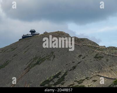 Le montagne di Karkonosze, le montagne di Sniezka. Edifici osservatorio sulla cima. Foto Stock