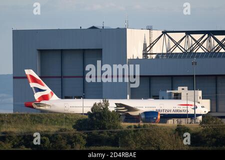 CARDIFF, GALLES - 21 LUGLIO: Un aereo della British Airways all'aeroporto di Cardiff il 21 luglio 2020 a Cardiff, Galles. Foto Stock