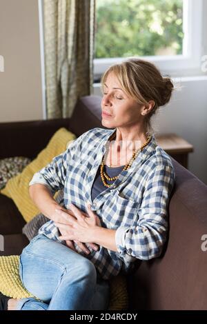 Donna che pratica esercizi respiratori Foto Stock