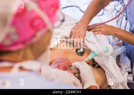 Esame di un paziente prima dell'intervento chirurgico da parte di un medico anestesista. Ospedale di Bordeaux, Francia. Foto Stock