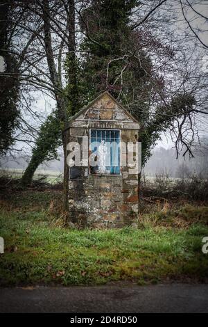 Oratoire de la Vierge Marie au bord d'une route dans le limousin. Foto Stock