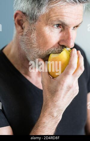Uomo di mangiare un apple. Foto Stock