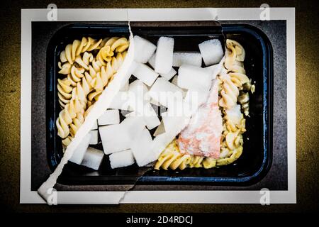 Illustrazione degli zuccheri nascosti in piatti industriali preparati. Foto Stock