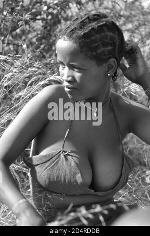 Botswana: giovane donna Naro-Bushmen vicino a Ghanzi Foto Stock