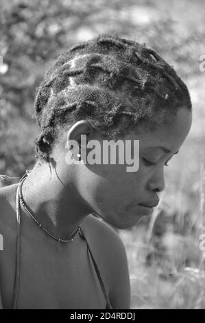 Botswana: giovane donna Naro-Bushmen vicino a Ghanzi Foto Stock