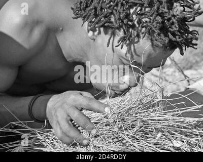 L'arte di fare un fuoco di cespuglio: Naro-Boscimani vicino Ghanzi nel Kalahari centrale del Botswana Foto Stock