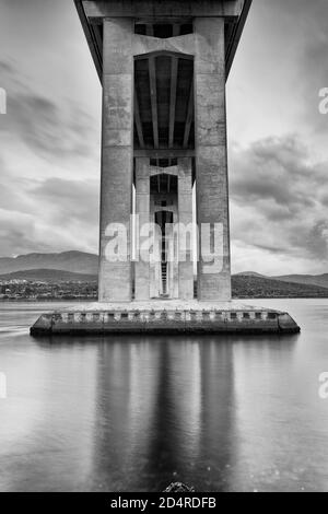Architettura moderna del ponte Tasman a Hobart attraverso il fiume derwent all'alba in bianco-nero ad alto contrasto. Foto Stock