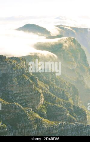 Magnifica Table Mountain coperta da una coperta nuvolosa al tramonto, Città del Capo Foto Stock