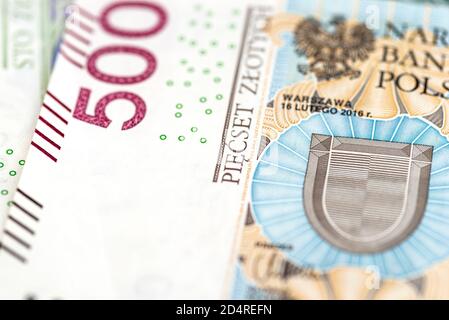 Foto macro del lato anteriore di una rara banconota da 500 PLN polacca, primo piano sulle iscrizioni. Foto Stock
