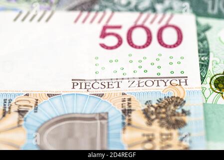 Foto macro del lato anteriore di una rara banconota da 500 PLN polacca, primo piano sulle iscrizioni. Foto Stock