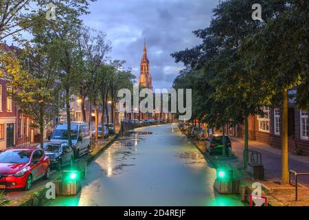 Scena Twiligh a Delft lungo il canale Oosteinde con la Nieuwe Kerk (Chiesa Nuova) sullo sfondo. Foto Stock