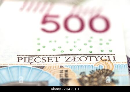 Foto macro del lato anteriore di una rara banconota da 500 PLN polacca, primo piano sulle iscrizioni. Foto Stock