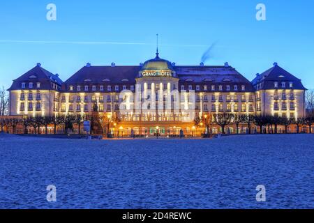 Scena notturna dello storico Grand Hotel Sopot, sul Mar Baltico vicino alla città di Danzica in Polonia. Foto Stock